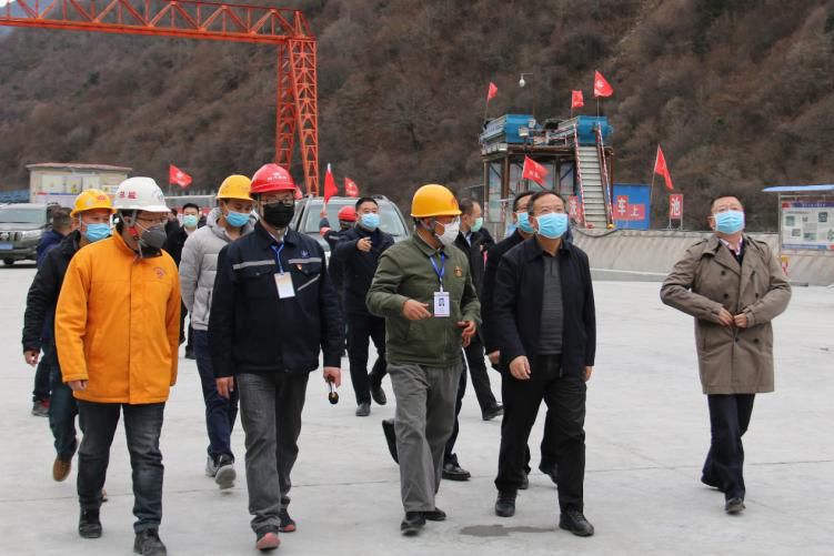 四川省副省長(zhǎng)、黨組成員楊洪波在九綿高速LJ9項(xiàng)目調(diào)研疫情防控和復(fù)工復(fù)產(chǎn)情況