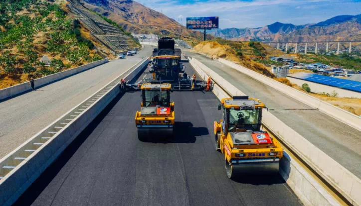 全球首次！無(wú)人駕駛壓路機(jī)成群結(jié)隊(duì)“上路”！