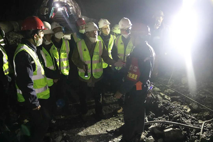 涼山州交通運(yùn)輸局黨組成員、副局長楊華俊到G348線鹽源小高山隧道工程SG標(biāo)督導(dǎo)安全工作