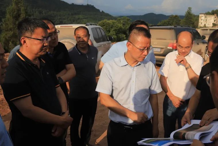 四川省交通運(yùn)輸廳黨組成員、總工程師王茂奎到鎮(zhèn)廣高速王通段A1合同段調(diào)研