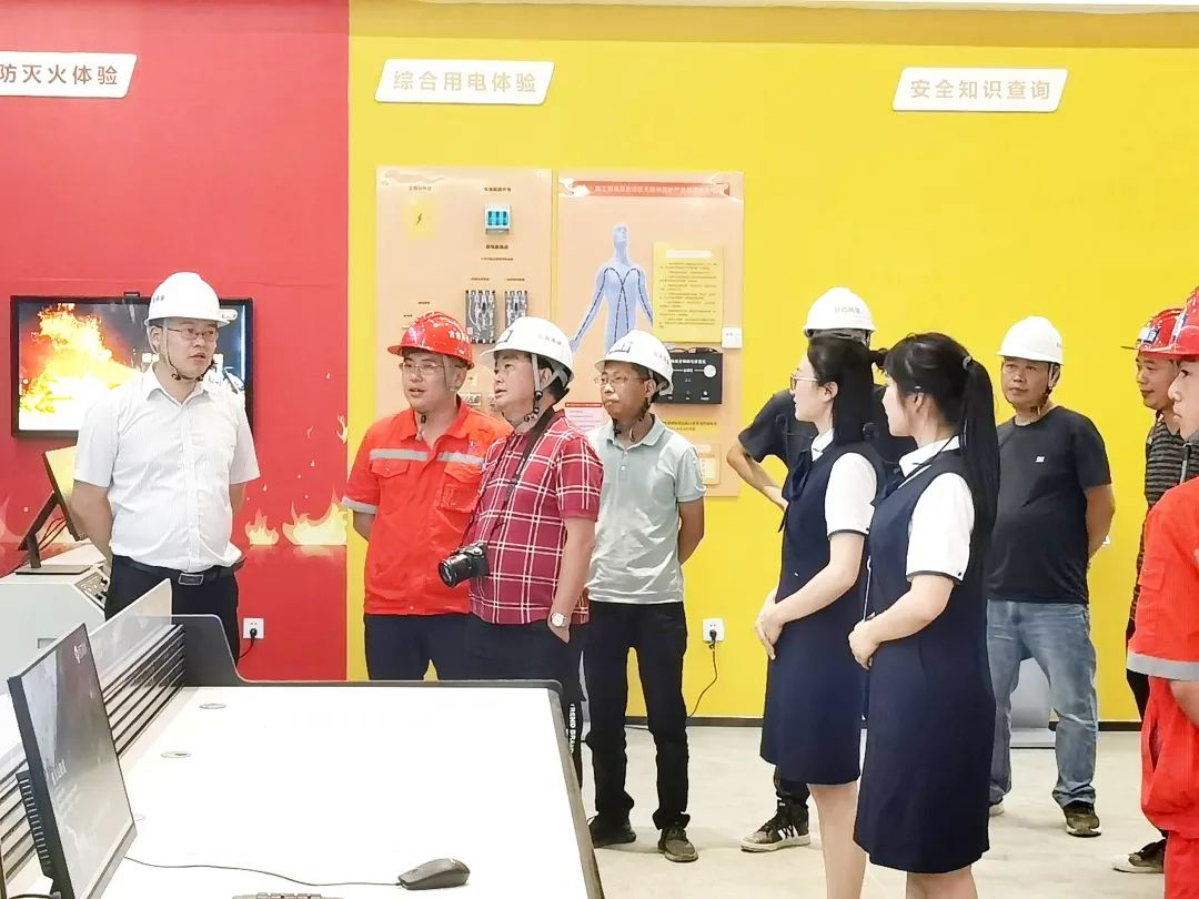 四川省交通工程質(zhì)量監(jiān)督站督查組組長(zhǎng)萬鴻翔帶領(lǐng)督查組到古金高速ZCB1-3項(xiàng)目開展上半年質(zhì)量安全環(huán)保綜合督查