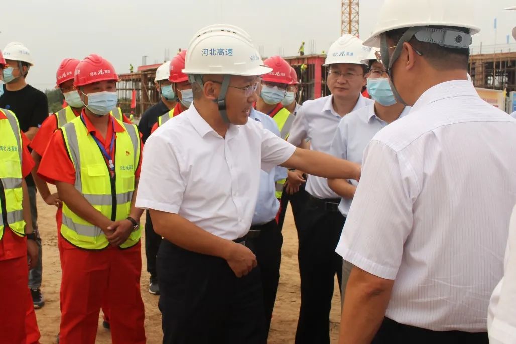 河北省政府副省長、黨組成員胡啟生深入石家莊東、石家莊南收費站改建工程項目視察工作