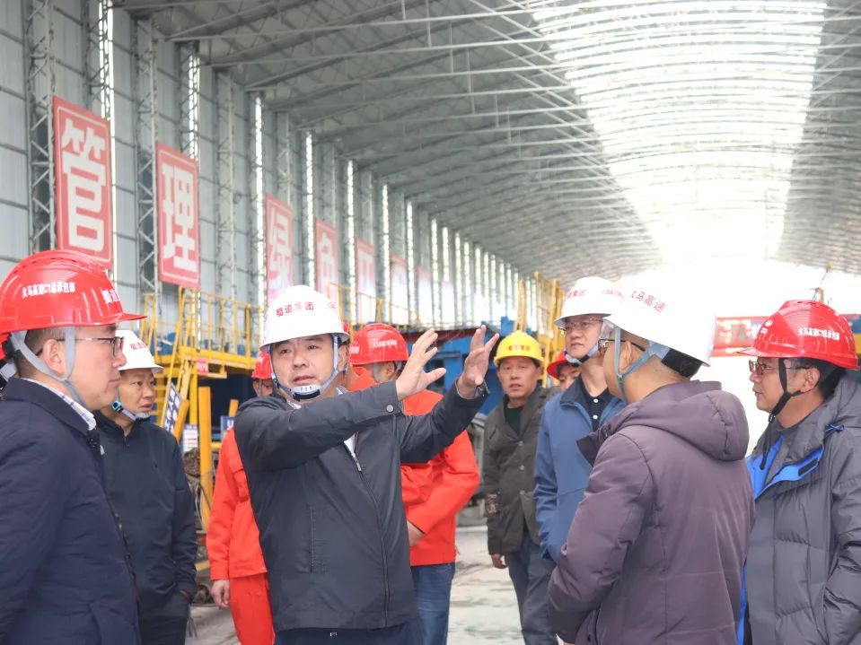 川交公司黨委副書記、董事、總經(jīng)理杜江林到久馬高速公路C1總承包項目檢查指導工作