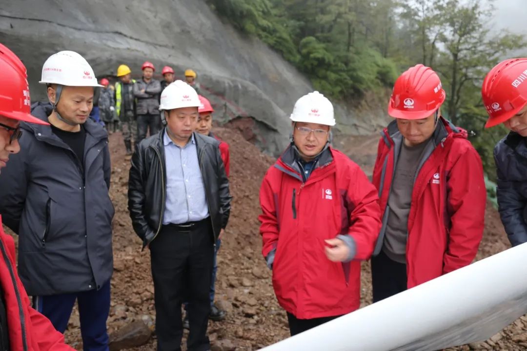 川交公司黨委委員、監(jiān)事會主席左孔海到樂西高速S1-6項目檢查指導工作
