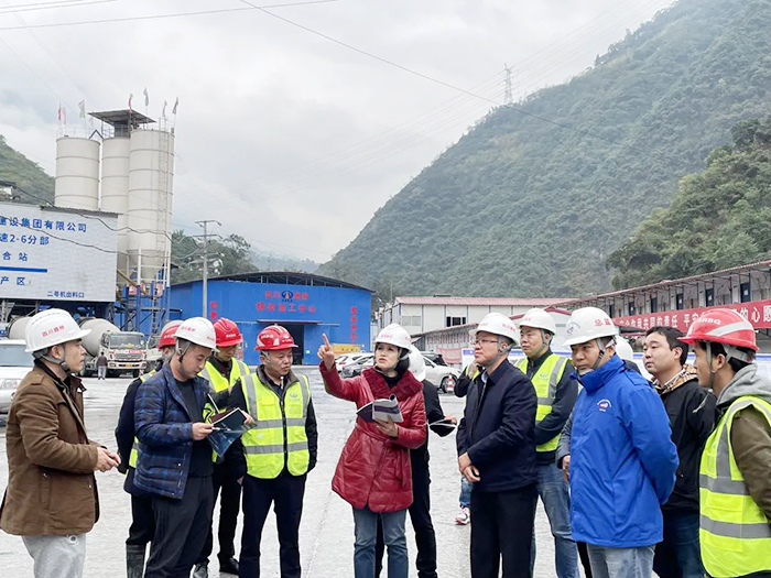 四川省交通宣傳中心主任、中國交通報(bào)駐四川記者站站長吳丹到大峽谷隧道調(diào)研