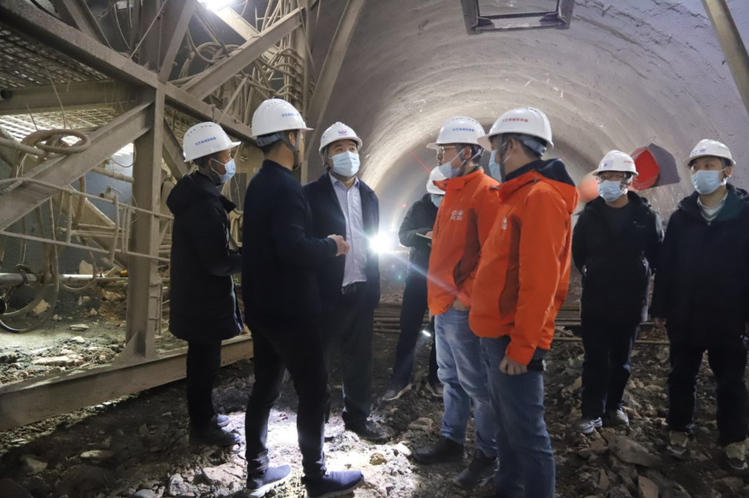 公司黨委副書記、董事、總經(jīng)理杜江林到漢巴南鐵路6標項目指導檢查工作