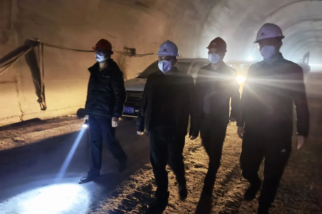 公司黨委副書記、職工董事、工會主席何澤中到省道410線朝天城區(qū)過境段項目檢查指導工作