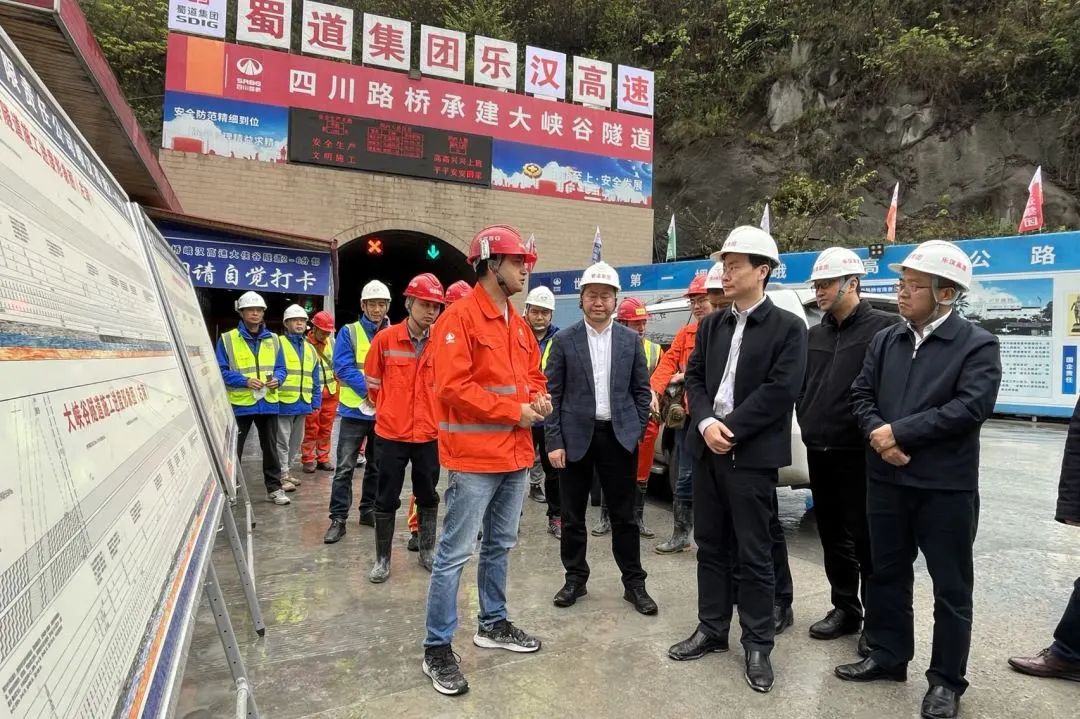 蜀道高速集團黨委副書記、副董事長、總經(jīng)理肖波到峨漢高速2-6分部檢查指導(dǎo)工作