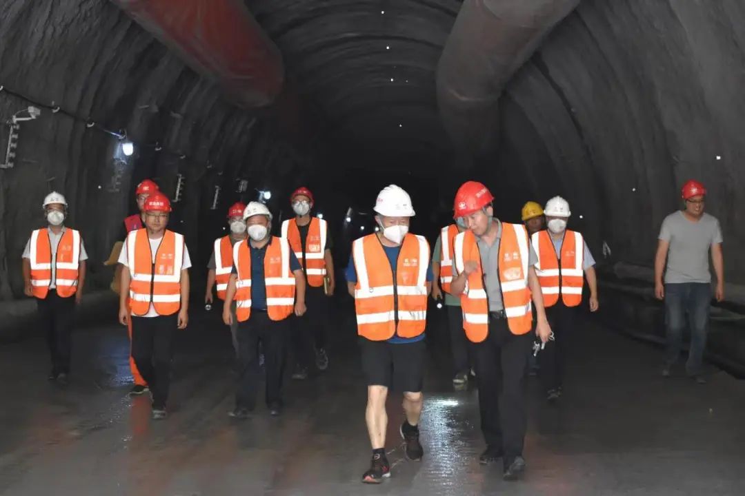 川交公司黨委副書記、董事、總經(jīng)理魯正偉到各項目檢查指導(dǎo)工作