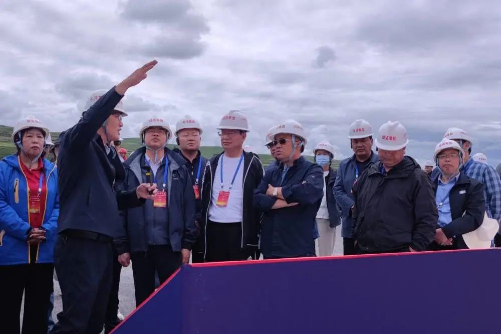 阿壩州人大常委會組織全國、省、州等部分人大代表赴久馬高速公路C1總承包項目調(diào)研