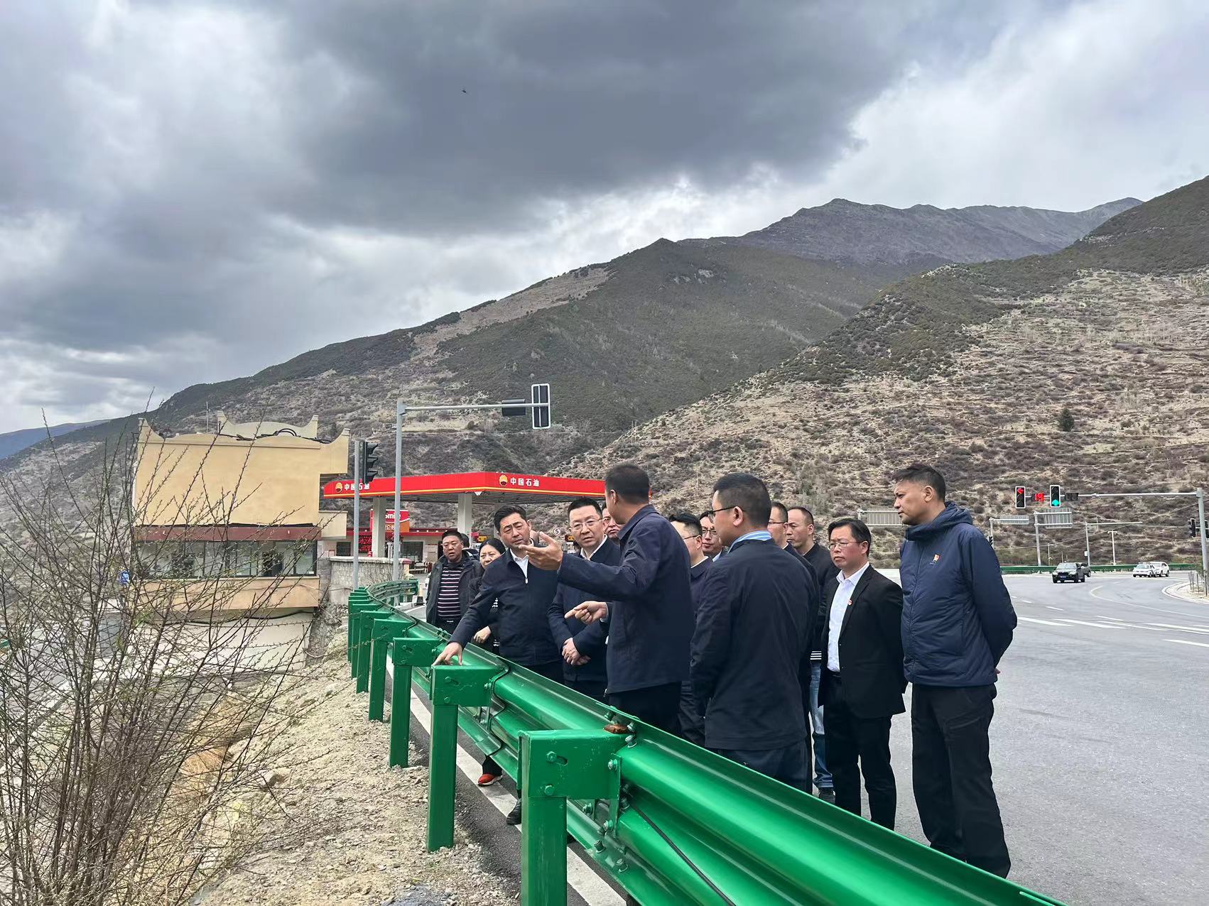 阿壩州委常委、州紀(jì)委書(shū)記、監(jiān)委主任袁震到都四山地軌道交通項(xiàng)目DSZH標(biāo)檢查指導(dǎo)工作