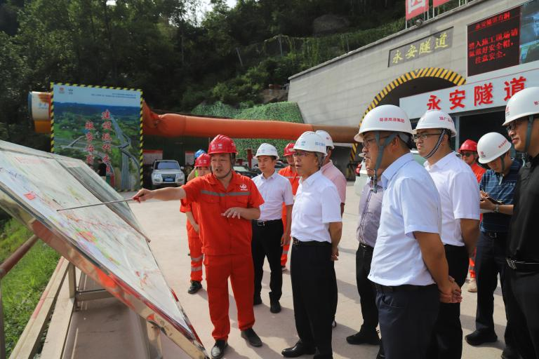 蜀道集團副總經(jīng)理李永林到鎮(zhèn)廣高速川王段B5項目調(diào)研