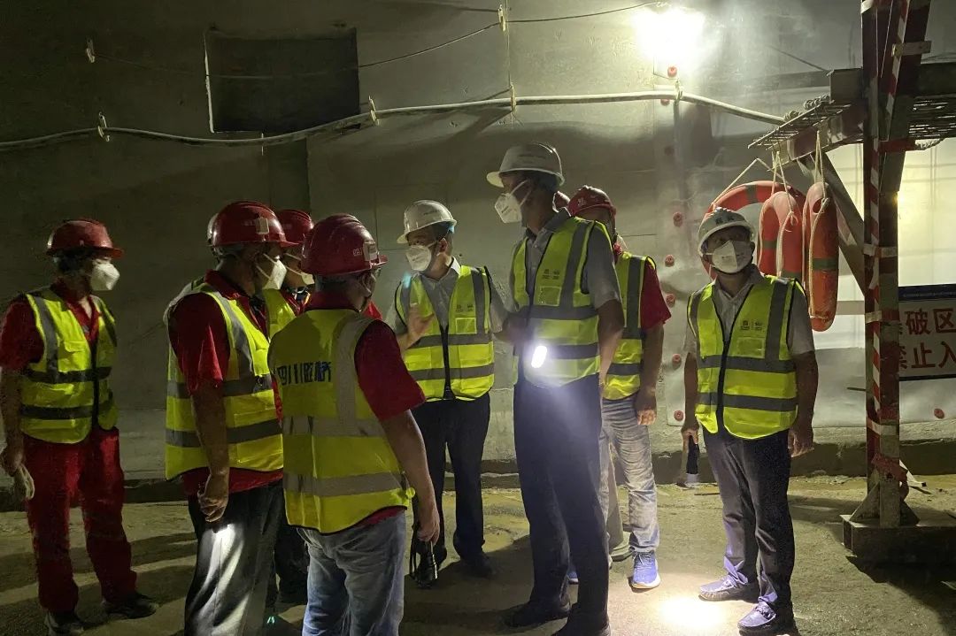 川交公司黨委書記、董事長杜江林到華鎣山隧道項目檢查指導工作