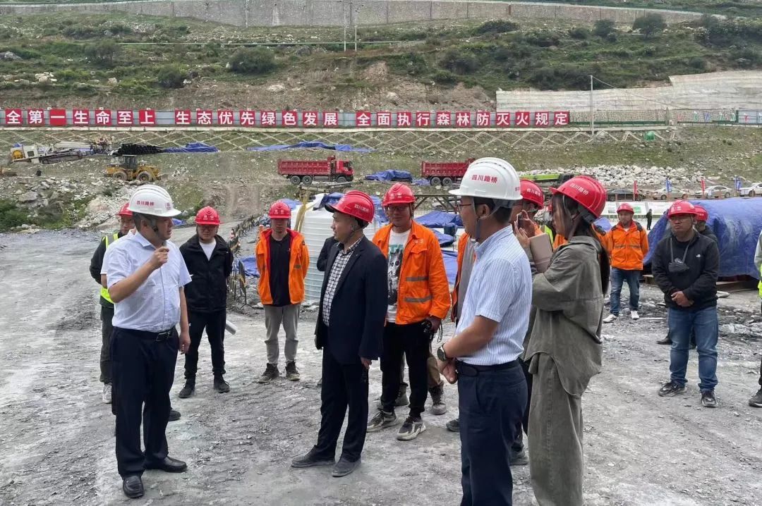 川交公司黨委書記、董事長杜江林到都四山地軌道交通項目DSZH標檢查指導工作