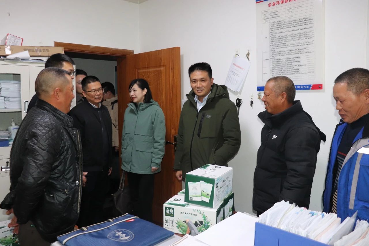 四川路橋黨委委員、董事、工會主席朱年紅赴川交公司項目一線開展“冬送溫暖”慰問活動