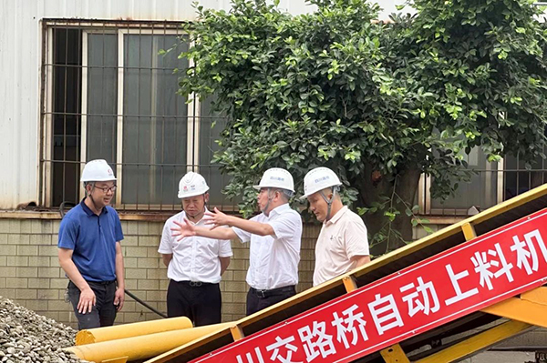 川交公司黨委書記、董事長杜江林到S11線拌合站自動上料系統(tǒng)疲勞實驗現(xiàn)場指導工作