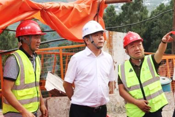 川交公司黨委書(shū)記、董事長(zhǎng)杜江林赴西昌至寧南高速公路ZCB2總承包部檢查指導(dǎo)工作