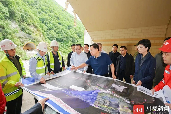 王曉暉施小琳現(xiàn)場(chǎng)指導(dǎo)康定姑咱“8·03”山洪泥石流災(zāi)害救援處置工作時(shí)強(qiáng)調(diào)：想一切辦法盡一切努力，千方百計(jì)搜救失聯(lián)人員