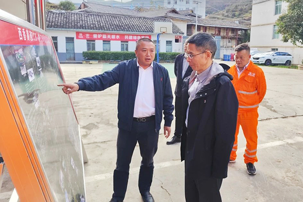 四川路橋黨委委員、監(jiān)事會(huì)主席黃衛(wèi)赴西香高速ZCB4總包部調(diào)研檢查工作