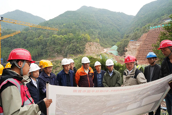 蜀道集團(tuán)首席專家李永林到鎮(zhèn)廣高速川王段B4、B5項(xiàng)目開(kāi)展鎮(zhèn)廣高速危大工程專題調(diào)研