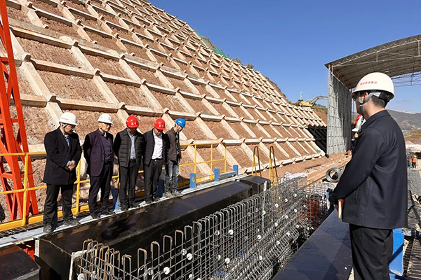 蜀道高速集團黨委委員、副總經理鄭偉赴會祿高速ZCB1-1項目山區(qū)智慧梁場調研指導工作