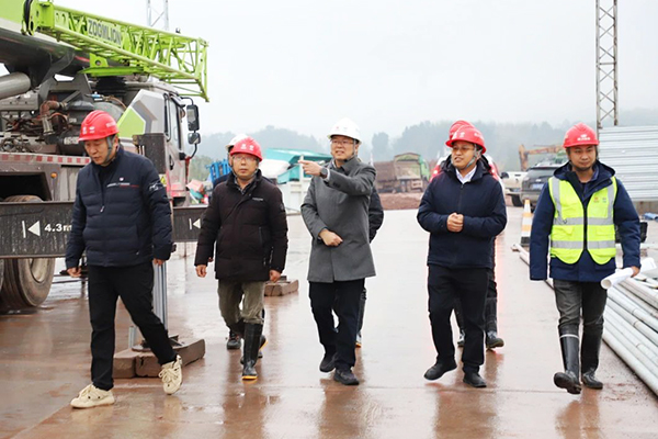 川交公司黨委副書記、職工董事、工會主席張成松深入大墊高速TJ3標檢查指導工作