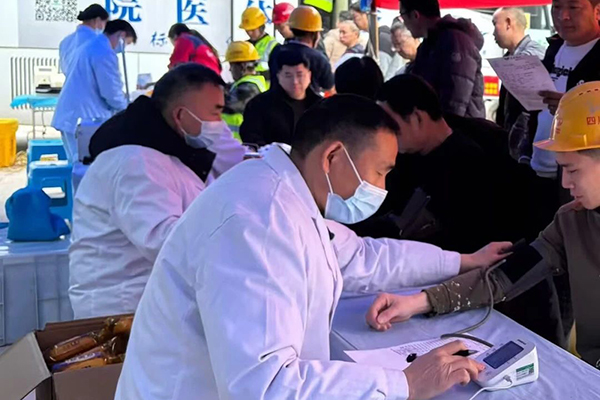 鹽亭經(jīng)開區(qū)項(xiàng)目“上門體檢”暖一線，為產(chǎn)業(yè)工人健康“保駕護(hù)航”