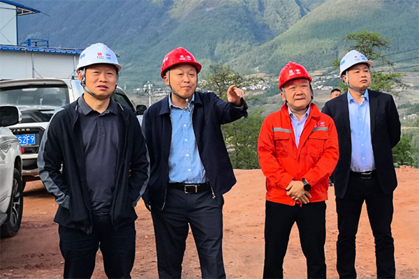川交公司黨委副書記、董事、總經(jīng)理魯正偉深入西寧高速公路ZCB2總承包項目檢查指導(dǎo)工作