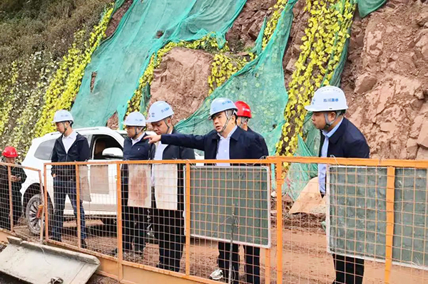川交公司黨委書記、董事長杜江林一行深入西寧高速公路項目、會祿高速項目開展“五一”節(jié)前安全專項檢查