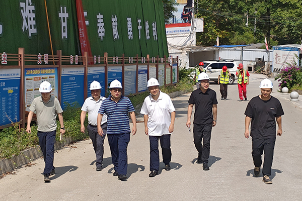 四川路橋副總經(jīng)理聶東到華鎣山隧道項(xiàng)目檢查工作