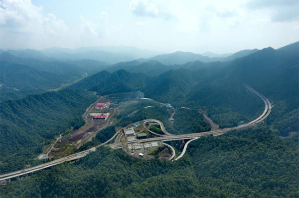 中國公路聚焦樂西高速S1-6項目團隊