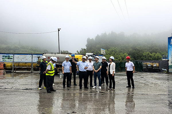 廣安市副市長(zhǎng)王飛虎到華鎣山隧道及引道工程2標(biāo)項(xiàng)目檢查工作