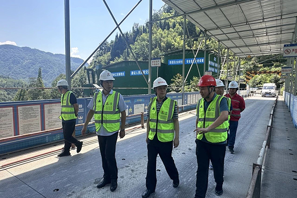 蜀道集團(tuán)總工程師黃兵調(diào)研都四斜井項(xiàng)目