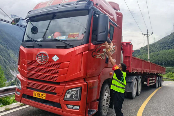 川交公司涼山國省干線養(yǎng)護(hù)工程暖心服務(wù)滯留司機(jī)